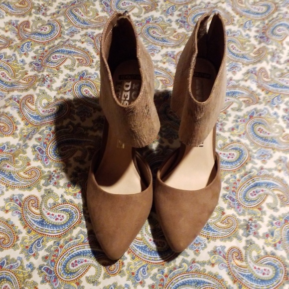 REVOLUTION HEELS SIZE 9M..TAUPE COLOR HEELS - Picture 1 of 4